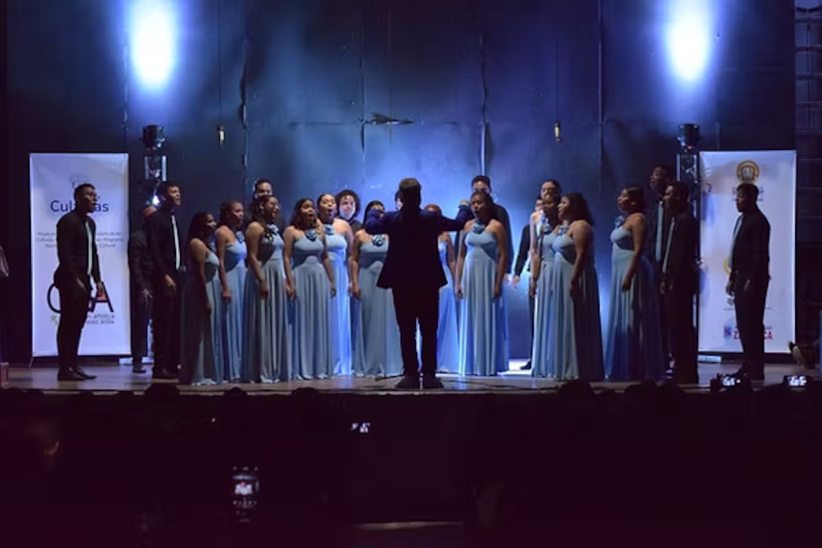 Coro invitado durante el concierto de cierre del festival
